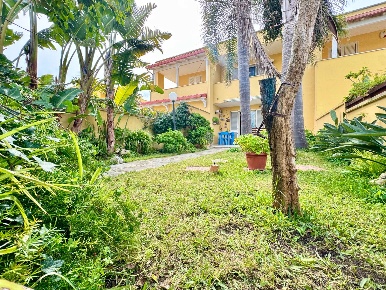 Foto Villa a schiera in Viale Dei Pashà, Melendugno di 96 m² con 8 locali