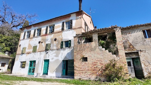 Foto Rustico a Ancona Paterno di 295 m² con 9 locali in vendita