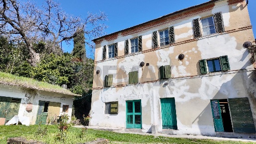 Foto Casa indipendente a Ancona Paterno di 295 m² con 9 locali in vendita