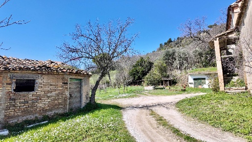 Foto Casa indipendente a Ancona Paterno di 295 m² con 9 locali in vendita