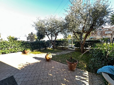 Foto Villa a schiera in VIA PIAN DELLA NOCE, Porto San Giorgio di 220 m²