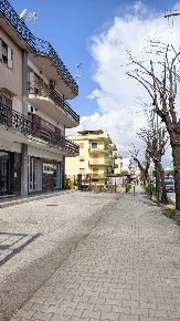 Foto Negozio in Via Bartolo Longo, Napoli Ponticelli di 75 m² con 2 locali