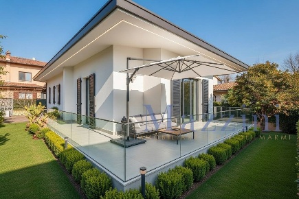Foto Villa unifamiliare in via Trento, Forte dei Marmi Centro di 195 m²