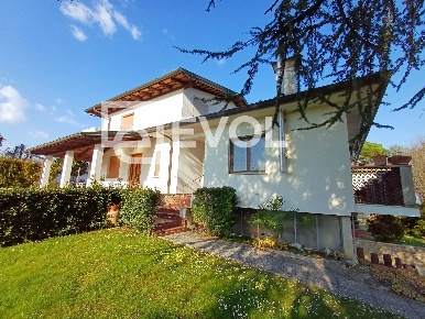 Foto Villa unifamiliare a Moruzzo di 340 m² con 8 locali in vendita