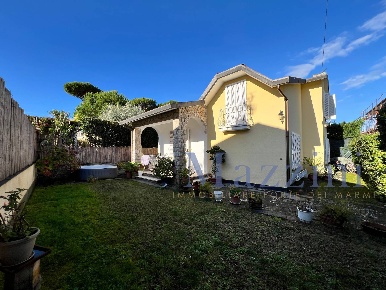 Foto Villa unifamiliare in via viani, Forte dei Marmi Vittoria Apuana
