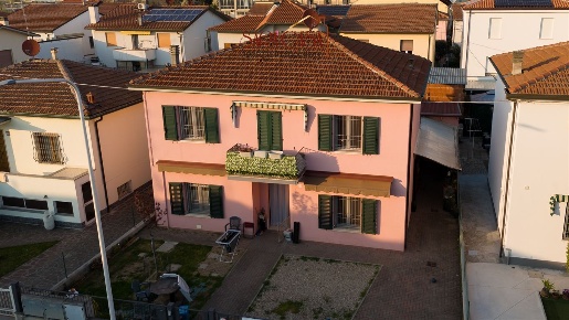 Foto Casa indipendente a Faenza di 266 m² con 5 locali in vendita