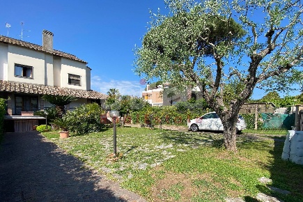 Foto Villa unifamiliare in via Alcmane, Roma Axa di 200 m² con 7 locali