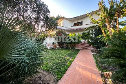Foto Villa unifamiliare in Via Nicola De Giosa, Roma Infernetto di 400 m²