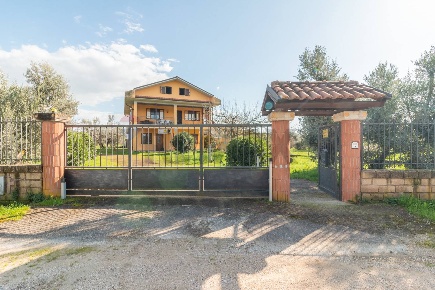 Foto Casa indipendente in Strada Castrense km 9800 snc, Canino di 300 m²