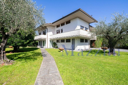 Foto Villa unifamiliare in Via Allende, Forte dei Marmi Centro di 360 m²