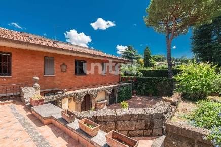 Foto Villa unifamiliare in Via di Salè, Frascati di 356 m² con 10 locali