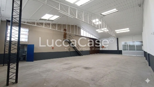 Foto Capannone industriale a Capannori Centro di 222 m² con 1 locali