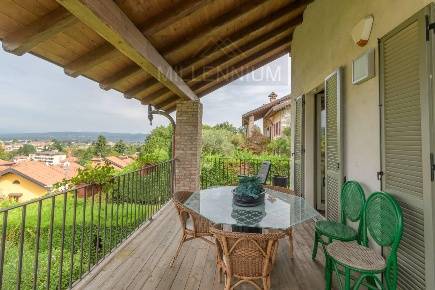 Foto Villa singola a Arona Centro di 250 m² con 5 locali in vendita