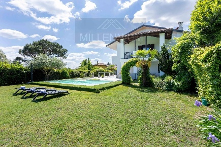 Foto Villa singola a Dormelletto di 273 m² con 11 locali in vendita
