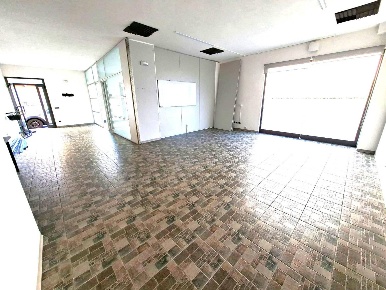 Foto Ufficio in via Roma, Arona Centro di 100 m² con 3 locali in vendita