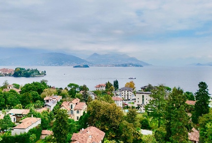 Foto Villa unifamiliare a Stresa Centro di 220 m² con 10 locali in vendita