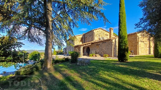 Foto Rustico in Via Casemasce 23, Todi di 515 m² con 10 locali in vendita