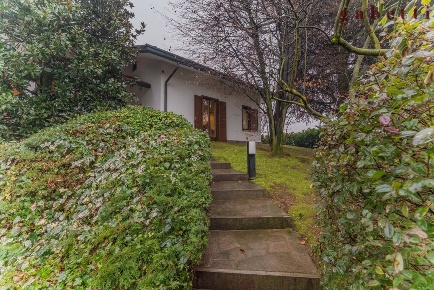 Foto Villa singola in Via Volta 15, Ossona Centro di 457 m² con 5 locali