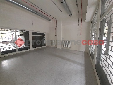 Foto Negozio in Via AIROLO 36, Milano Istria di 98 m² con 3 locali