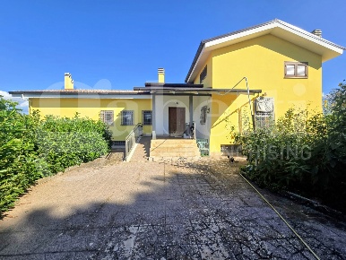 Foto Villa unifamiliare in Colle Rampo, Paliano di 460 m² con 5 locali