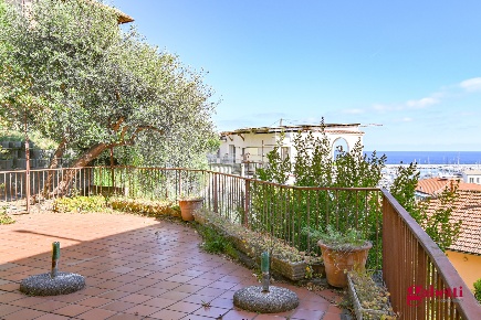 Foto Appartamento in Via Sardi 22, Varazze Centro di 149 m² con 4 locali
