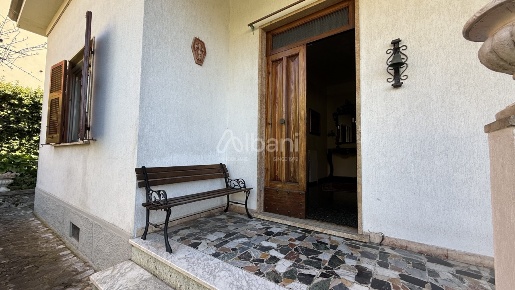 Foto Villa unifamiliare a Vezzano Ligure Centro di 206 m² con 7 locali
