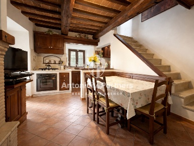 Foto Case semi ndipendenti in Frazione Izzalini, Todi di 171 m² in vendita