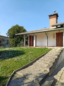 Foto Villa singola a Villanova Marchesana di 170 m² con 7 locali in vendita