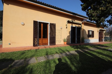 Foto Casa indipendente in Via di Tiglio 611, Capannori di 180 m² in vendita