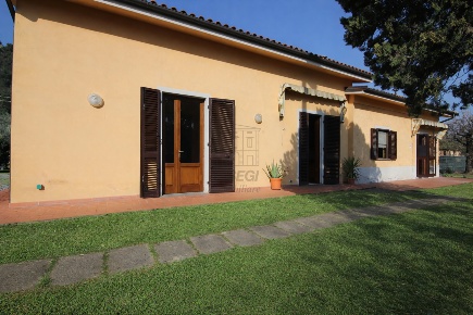 Foto Casa indipendente in Via di Tiglio 611, Capannori di 180 m² in vendita