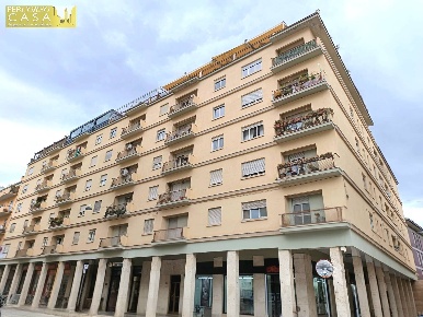 Foto Appartamento in Via Savini, Teramo Centro di 129 m² con 7 locali