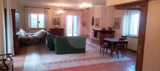 Foto Appartamento in via boschetto, Cerisano di 225 m² con 8 locali