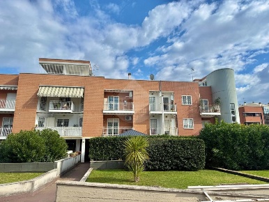 Foto Appartamento in Via Pasquale Tuozzi, Roma di 110 m² con 4 locali