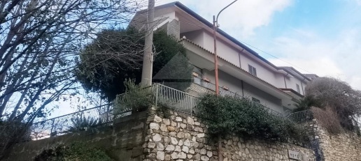 Foto Appartamento in via boschetto, Cerisano di 95 m² con 5 locali