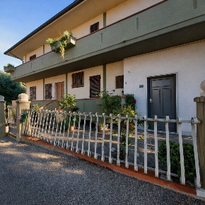 Foto Casa indipendente a Massa Centro di 200 m² con 7 locali in vendita