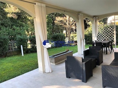 Foto Villa unifamiliare a Massa Marina di Massa Centro di 250 m² in vendita