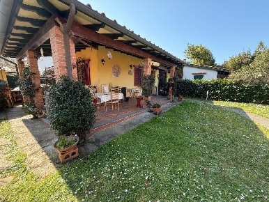 Foto Case semi ndipendenti a Pietrasanta di 90 m² con 4 locali in affitto