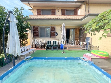 Foto Villa a schiera a Pietrasanta di 170 m² con 8 locali in vendita
