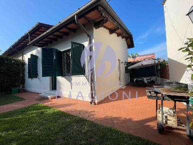 Foto Villa bifamiliare a Pietrasanta di 100 m² con 7 locali in vendita