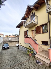 Foto Villa unifamiliare a Cassano Magnago di 250 m² con 4 locali in vendita