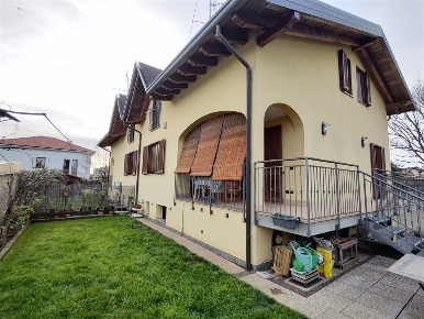 Foto Villa unifamiliare a Cassano Magnago di 250 m² con 4 locali in vendita