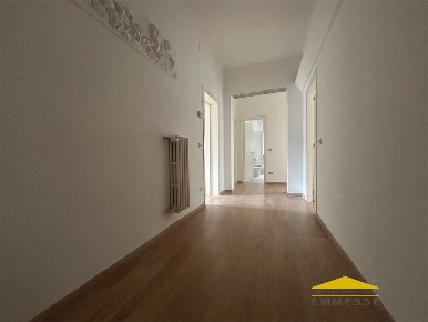 Foto Ufficio a Massa Centro di 100 m² con 4 locali in affitto