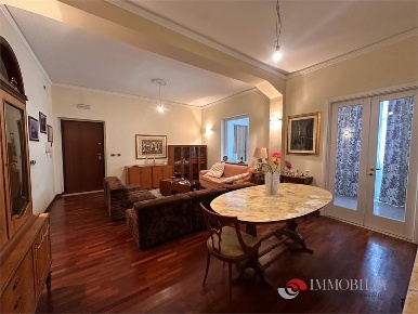 Foto Appartamento a Melito di Porto Salvo di 194 m² con 6 locali in vendita