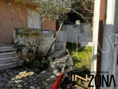 Foto Appartamento in Via M. Iacovone, Vico del Gargano Centro di 118 m²