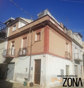 Foto Appartamento in via Teodosio, San Nicandro Garganico di 120 m²