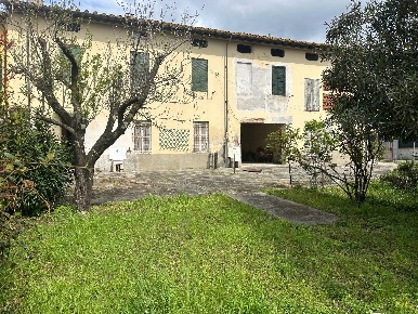 Foto Casa indipendente in via sandei 48, Lucca Arancio di 600 m² in vendita