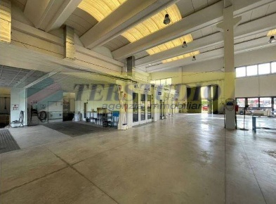 Foto Capannone industriale in Via VIII Marzo snc, Lazzate di 1300 m²