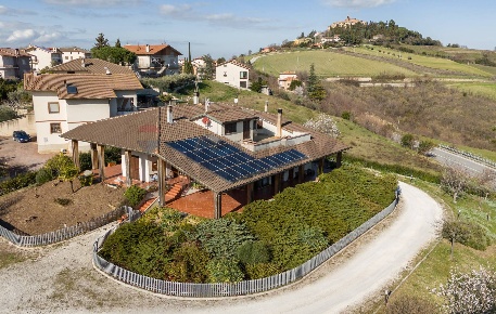 Foto Case semi ndipendenti in Frazione Piticchio 375, Arcevia di 720 m²