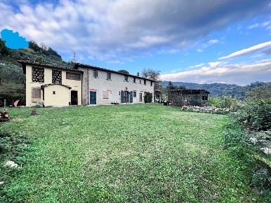 Foto Rustico in Via Roma, Massa e Cozzile Massa di 355 m² con 10 locali