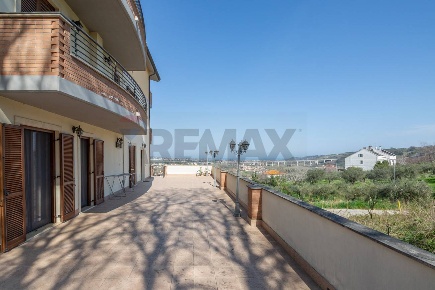 Foto Appartamento in CONTRADA COLLEMARINO, Miglianico di 87 m² con 5 locali